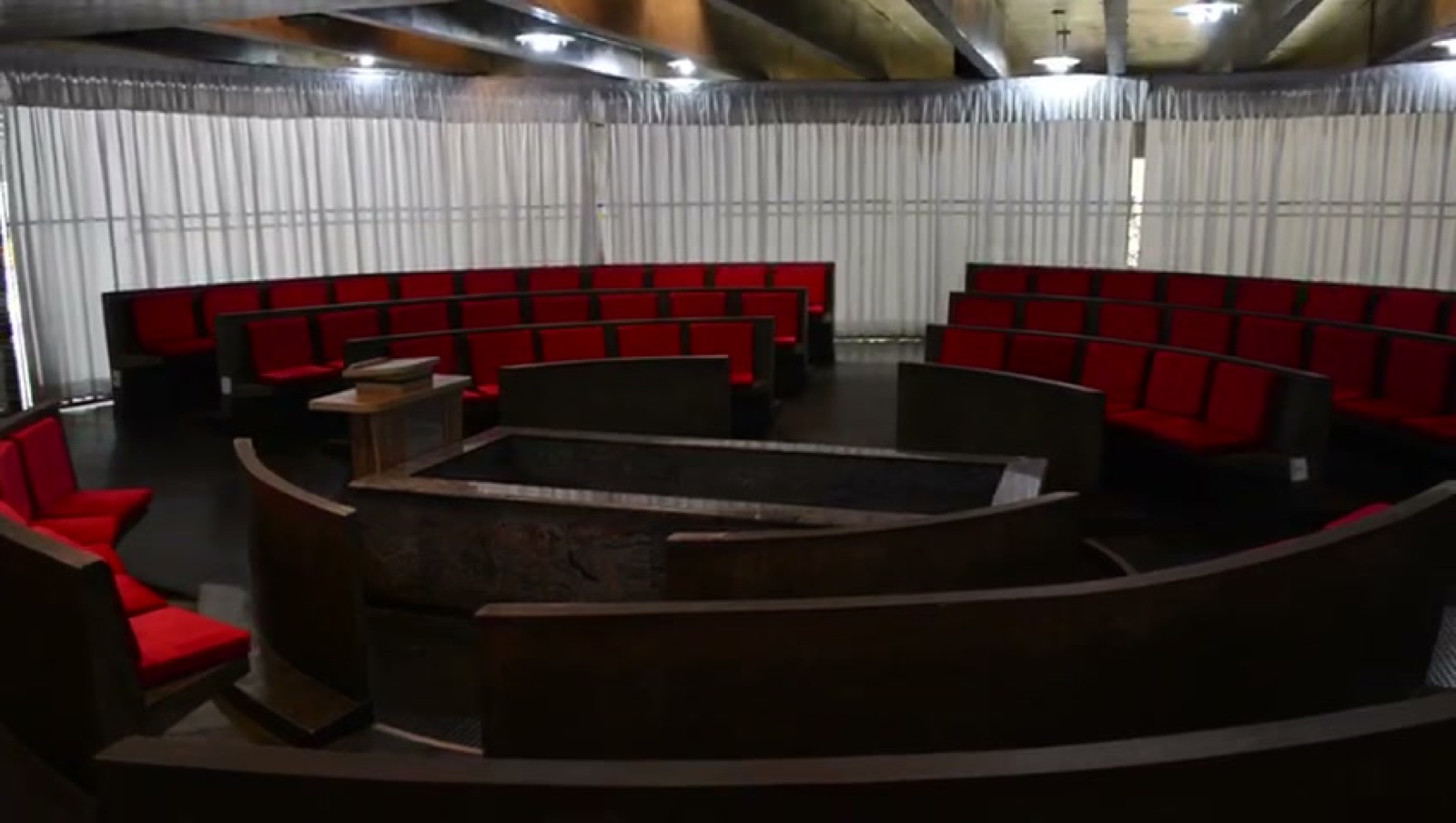 Sala de cerimônia ampla para sepultamento