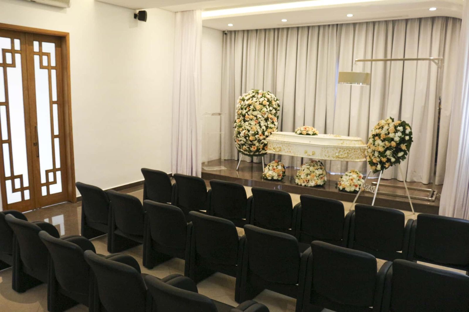 Sala de velório da Cremação Paz com flores e ornamentação