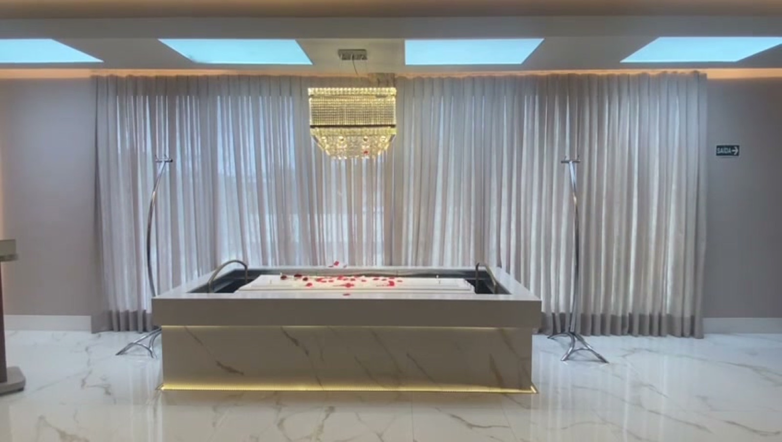 Sala de velório da Cremação Paz, ampla e iluminada, com decoração serena